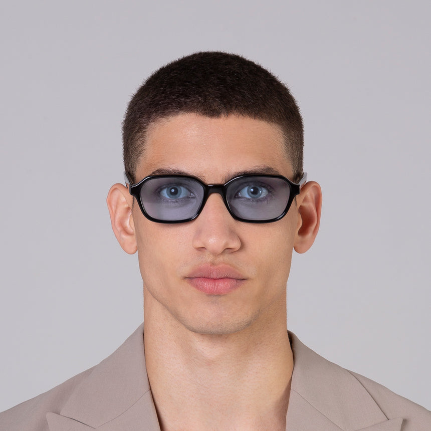 Óculos Lee Black com lente azul clara em modelo com rosto médio.