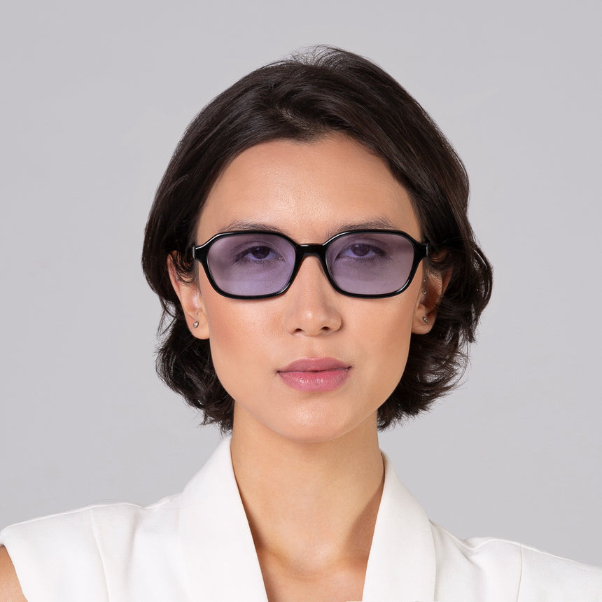 Óculos Lee Black com lente colorida lilás em modelo com rosto médio.