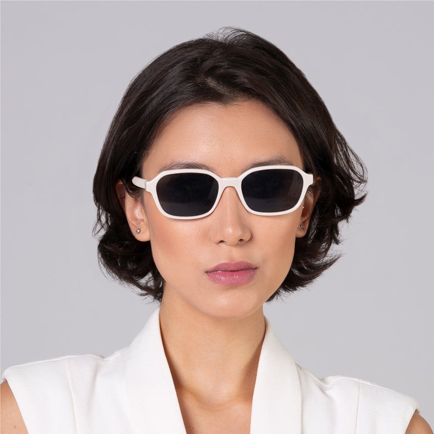 Óculos Lee Off White em modelo com rosto médio.