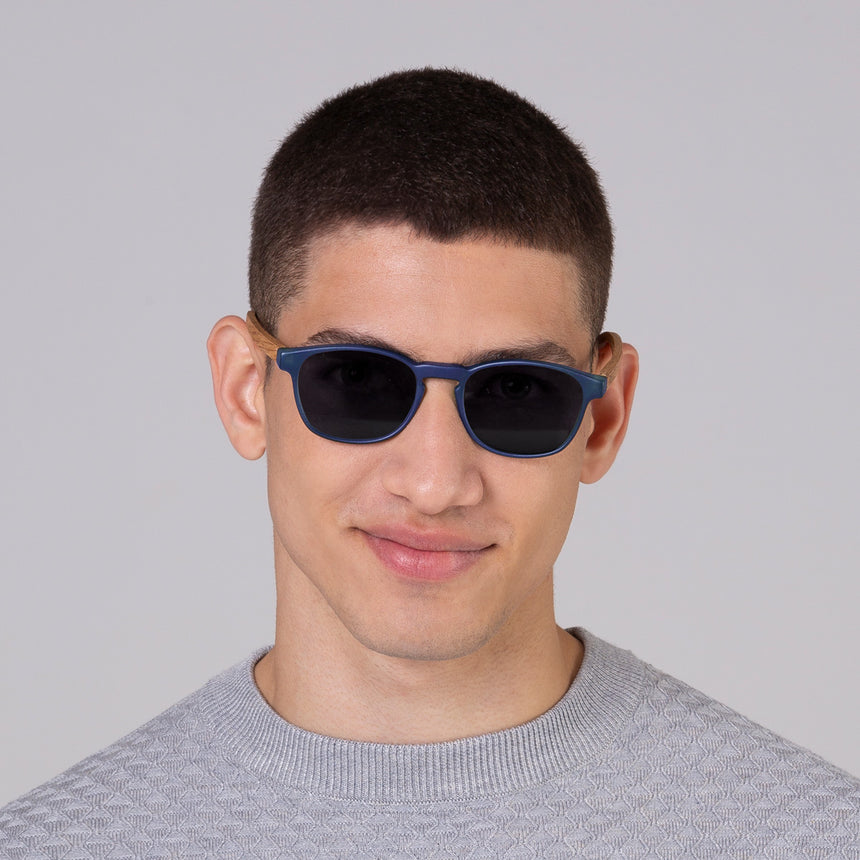 Óculos Olli Blue Label em modelo com rosto médio.