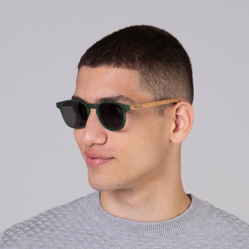 Óculos Olli Green Label em modelo com rosto médio.
