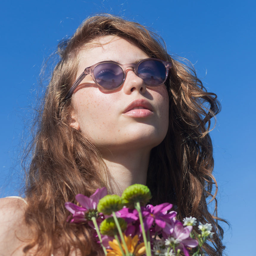 Óculos Nino Rose com lente lilás em modelo com rosto pequeno.
