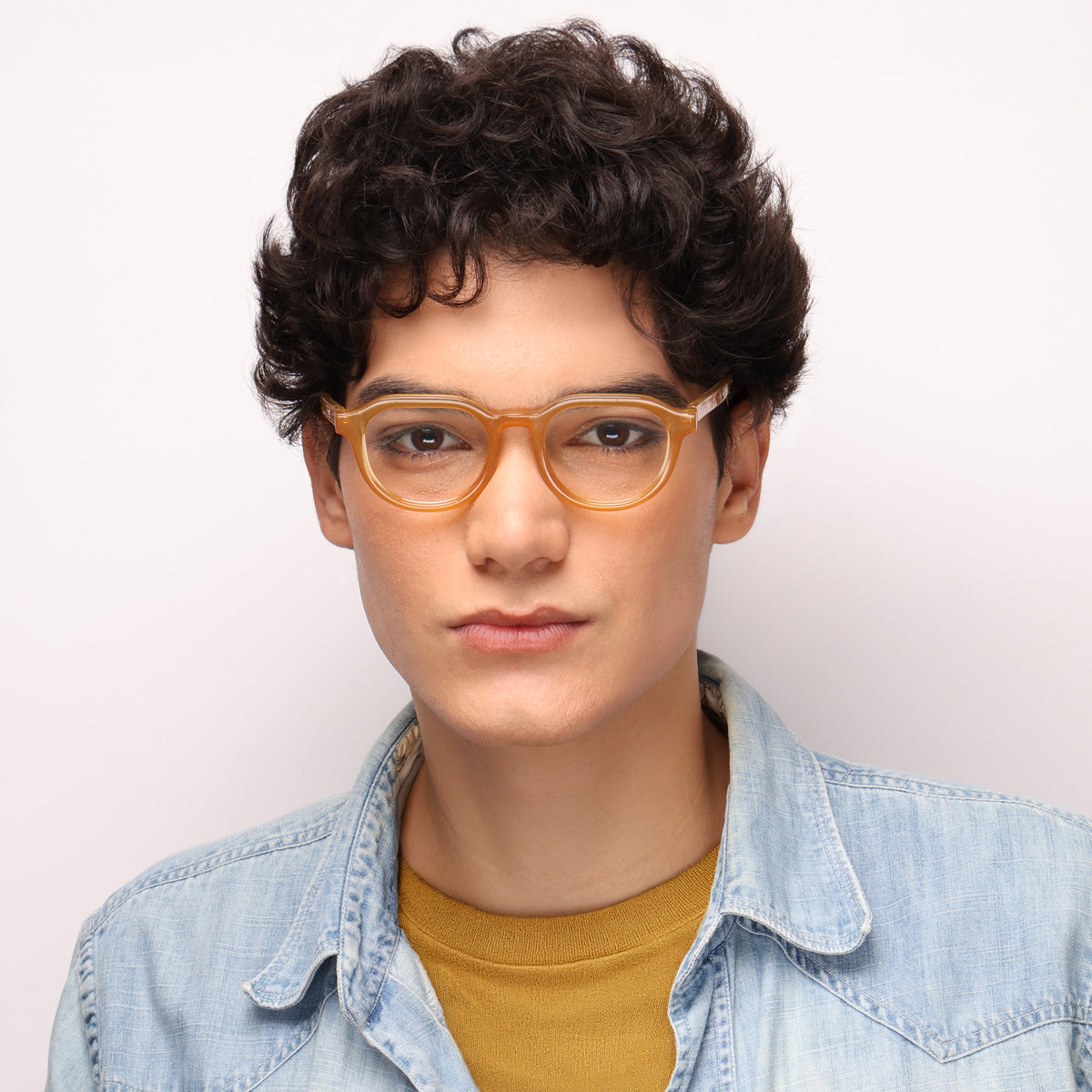 Óculos Davos Amarelo Ochre grau com haste de acetato em modelo com rosto médio.
