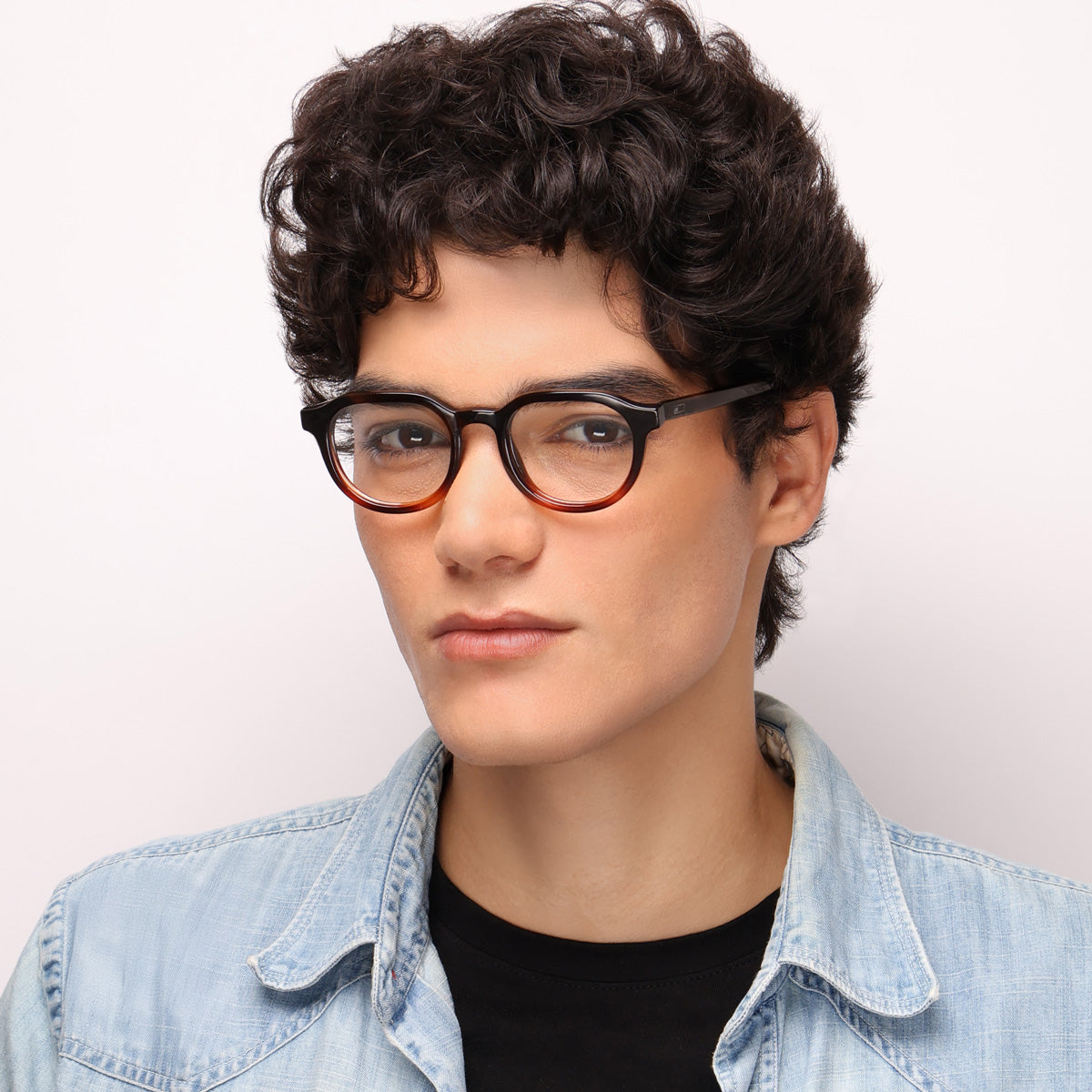 Óculos Davos Tortoise grau com haste de acetato em modelo com rosto médio.