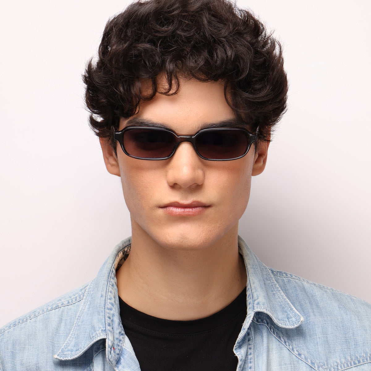 Óculos Keno Tartaruga solar com haste de acetato em modelo com rosto médio.