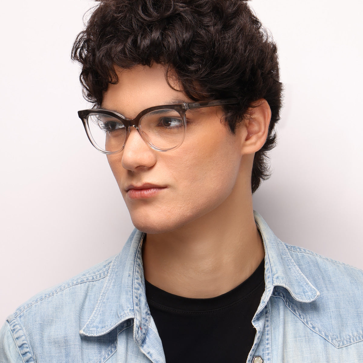 Óculos Ava Grafite Degrade grau com haste de acetato em modelo com rosto médio.