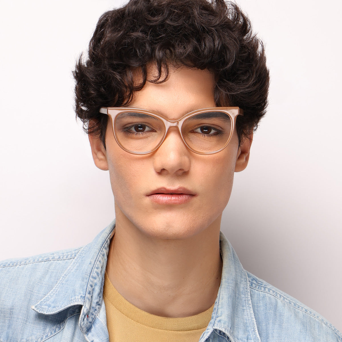 Óculos Ava Nude grau com haste de acetato em modelo com rosto médio.