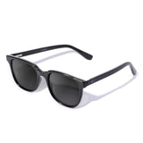 Carter Black com lente de sol cinza