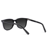 Carter Black com lente de sol cinza