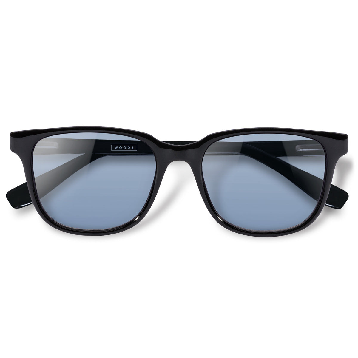 Carter Black com lente colorida azul clara