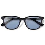 Carter Black com lente colorida azul clara