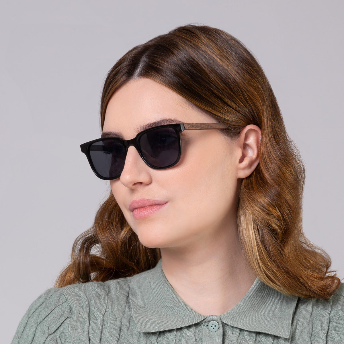 Óculos Carter Black em modelo com rosto grande.