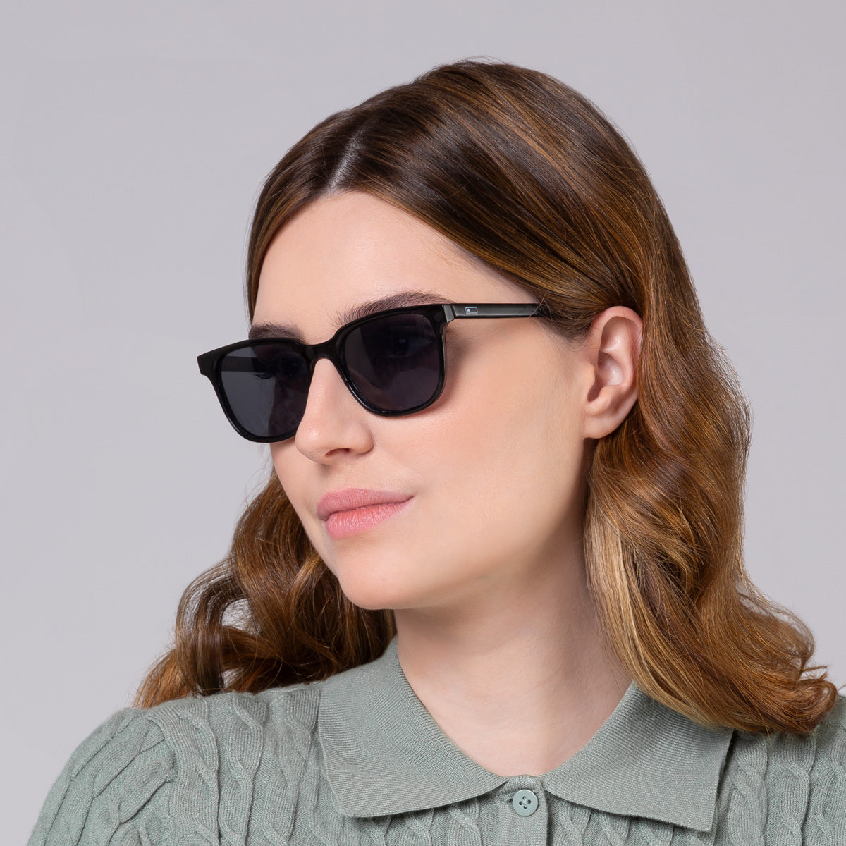 Óculos Carter Black em modelo com rosto grande.