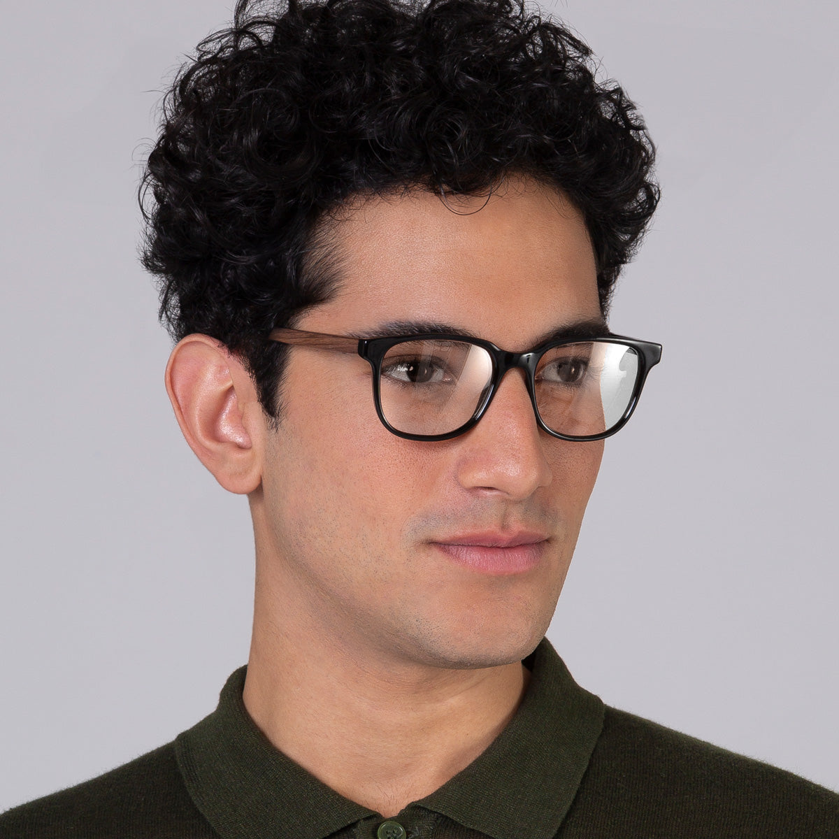 Armação Carter Black em modelo com rosto grande.