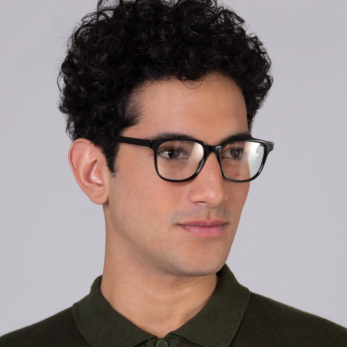 Armação Carter Black em modelo com rosto grande.