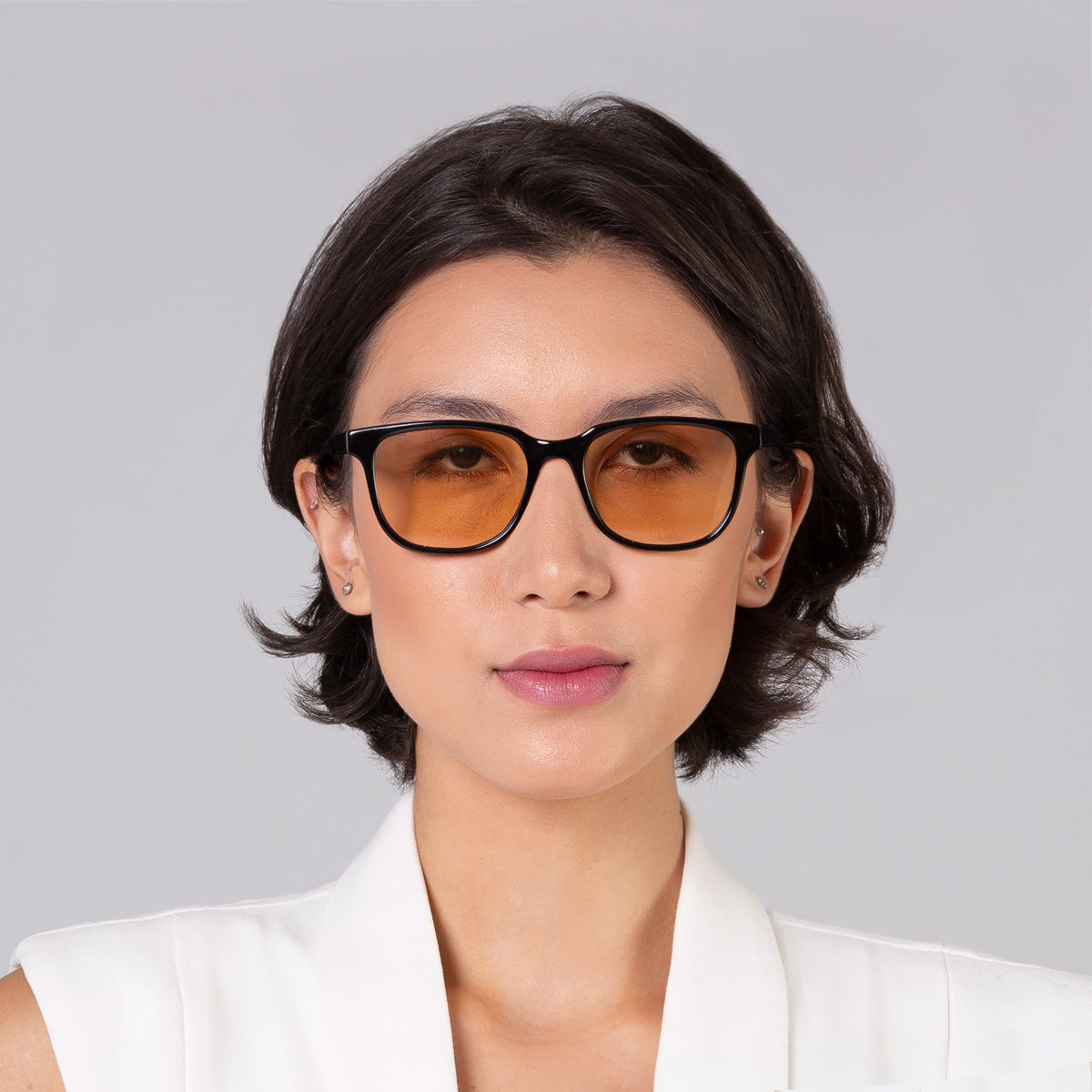 Óculos Carter Black com lente colorida laranja em modelo com rosto médio.