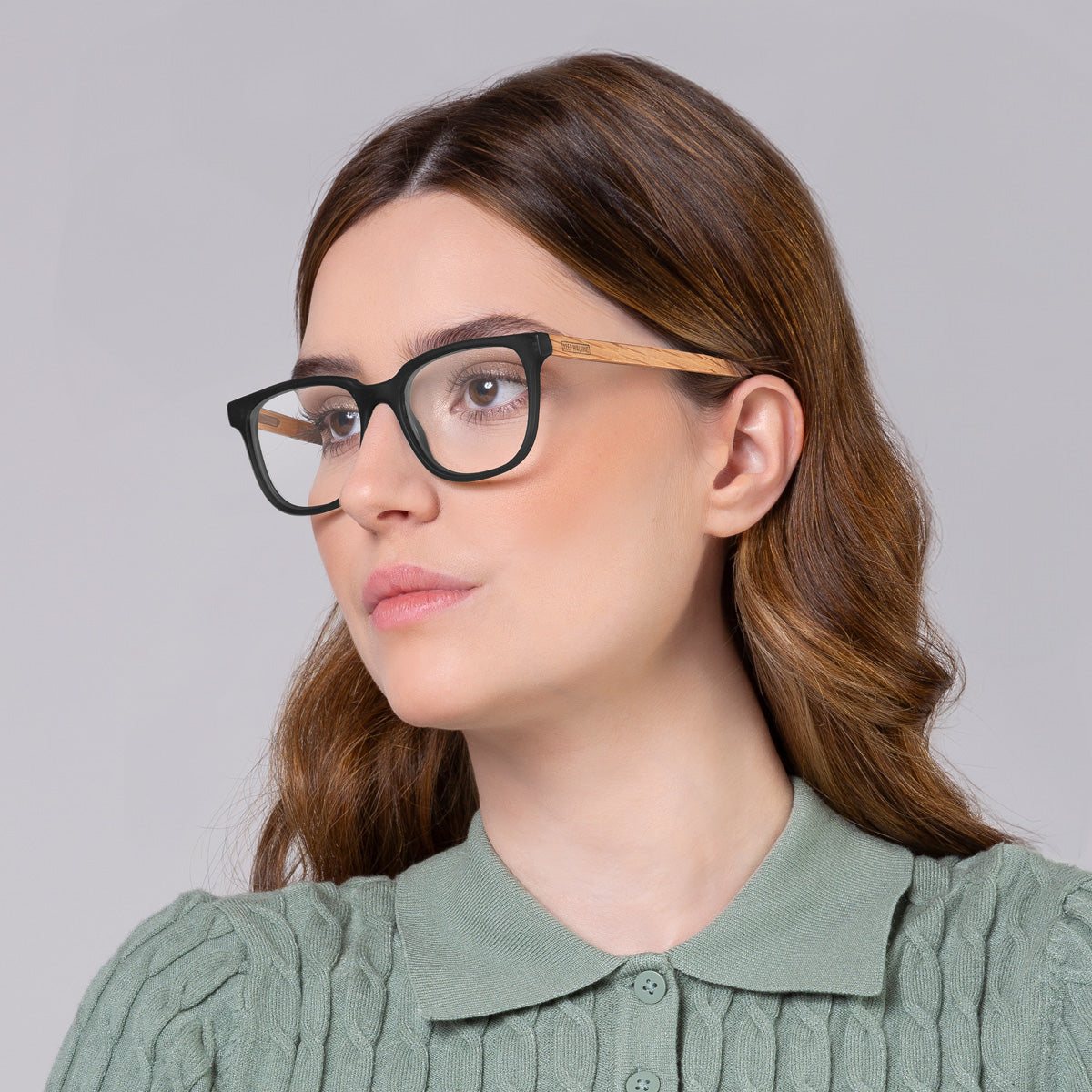 Armação Carter Black Label em modelo com rosto grande.