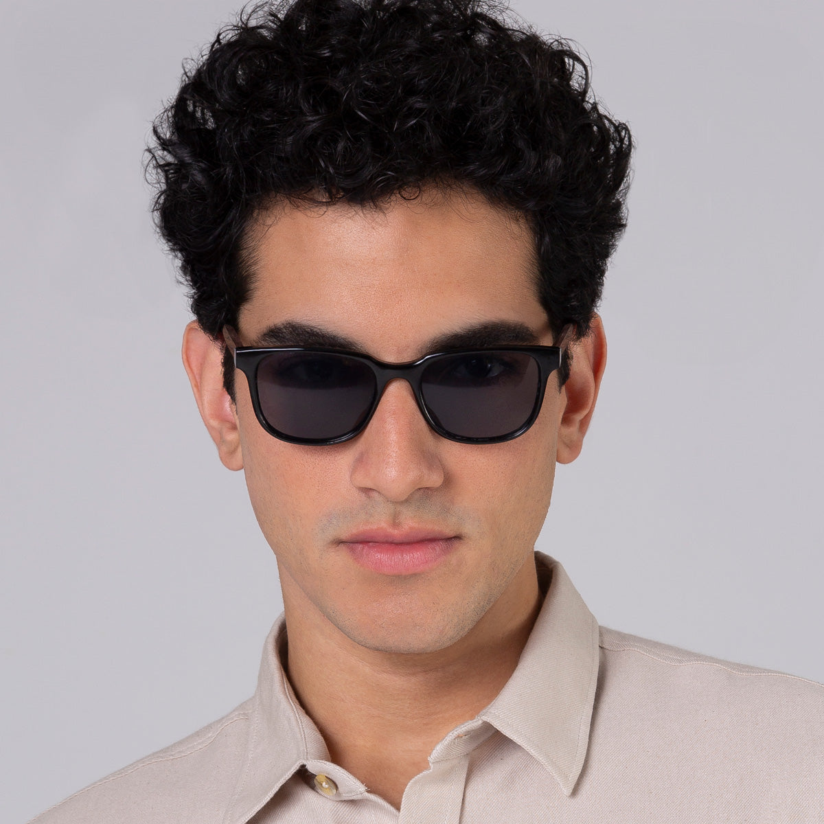 Óculos Carter Black em modelo com rosto grande.