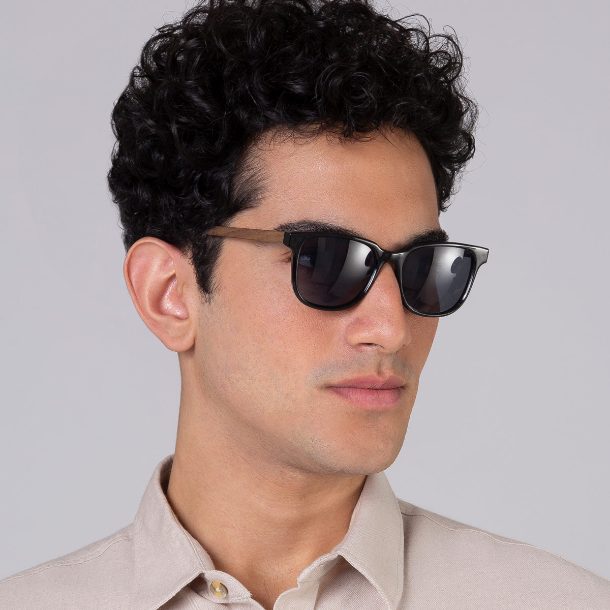 Óculos Carter Black em modelo com rosto grande.