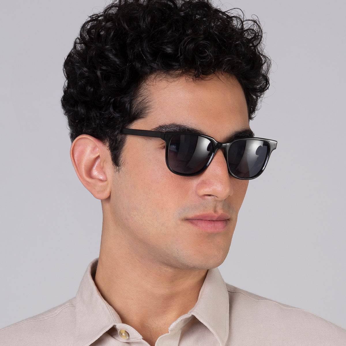 Óculos Carter Black em modelo com rosto tamanho grande.