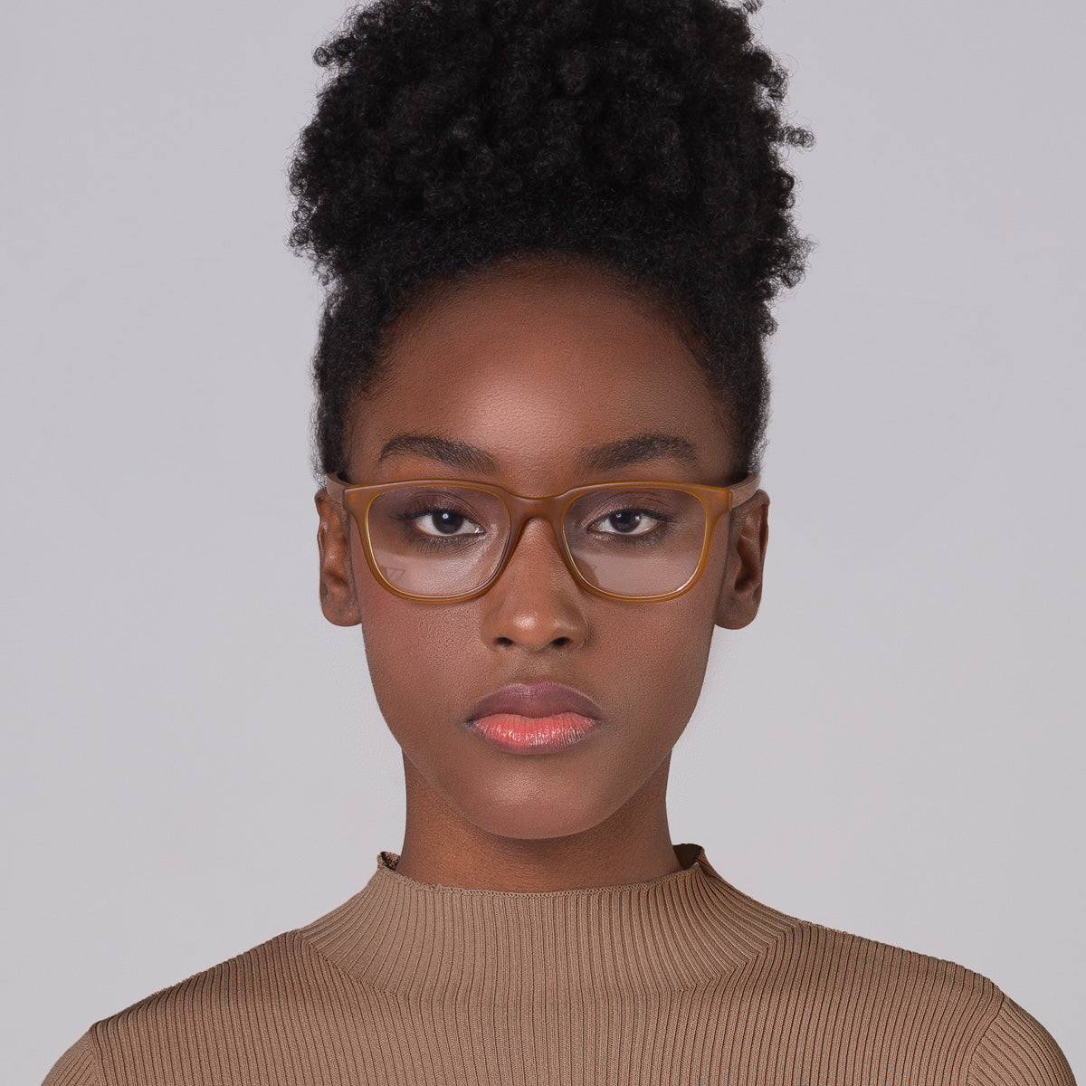 Armação Carter Camel fosco em modelo com rosto pequeno.