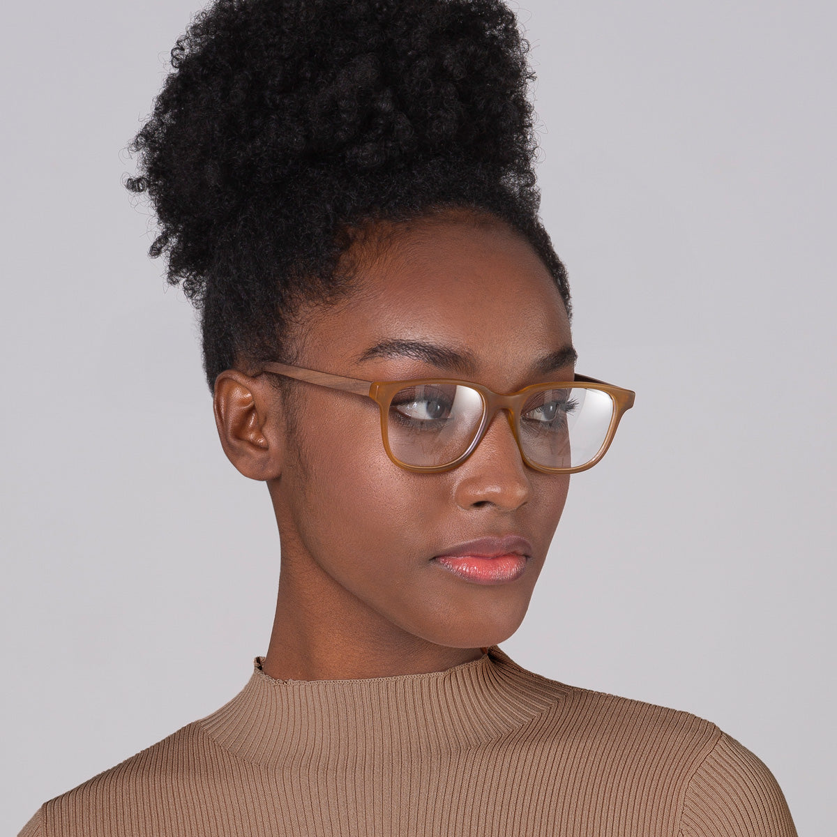 Armação Carter Camel fosco em modelo com rosto pequeno.