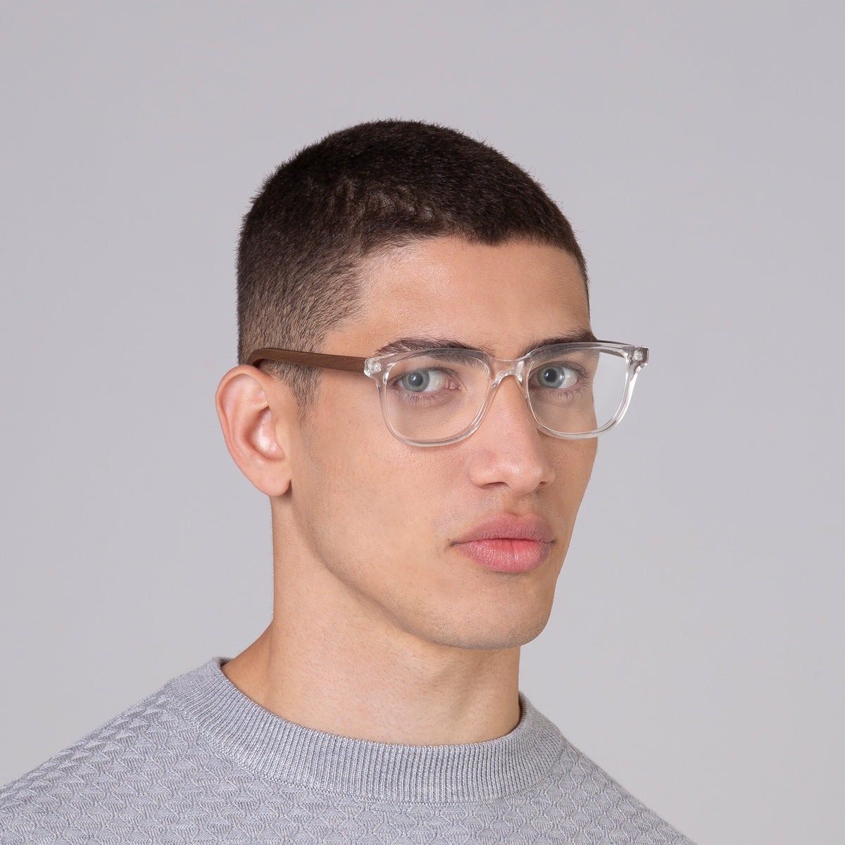 Armação Carter Cristal Transparente em modelo com rosto médio.