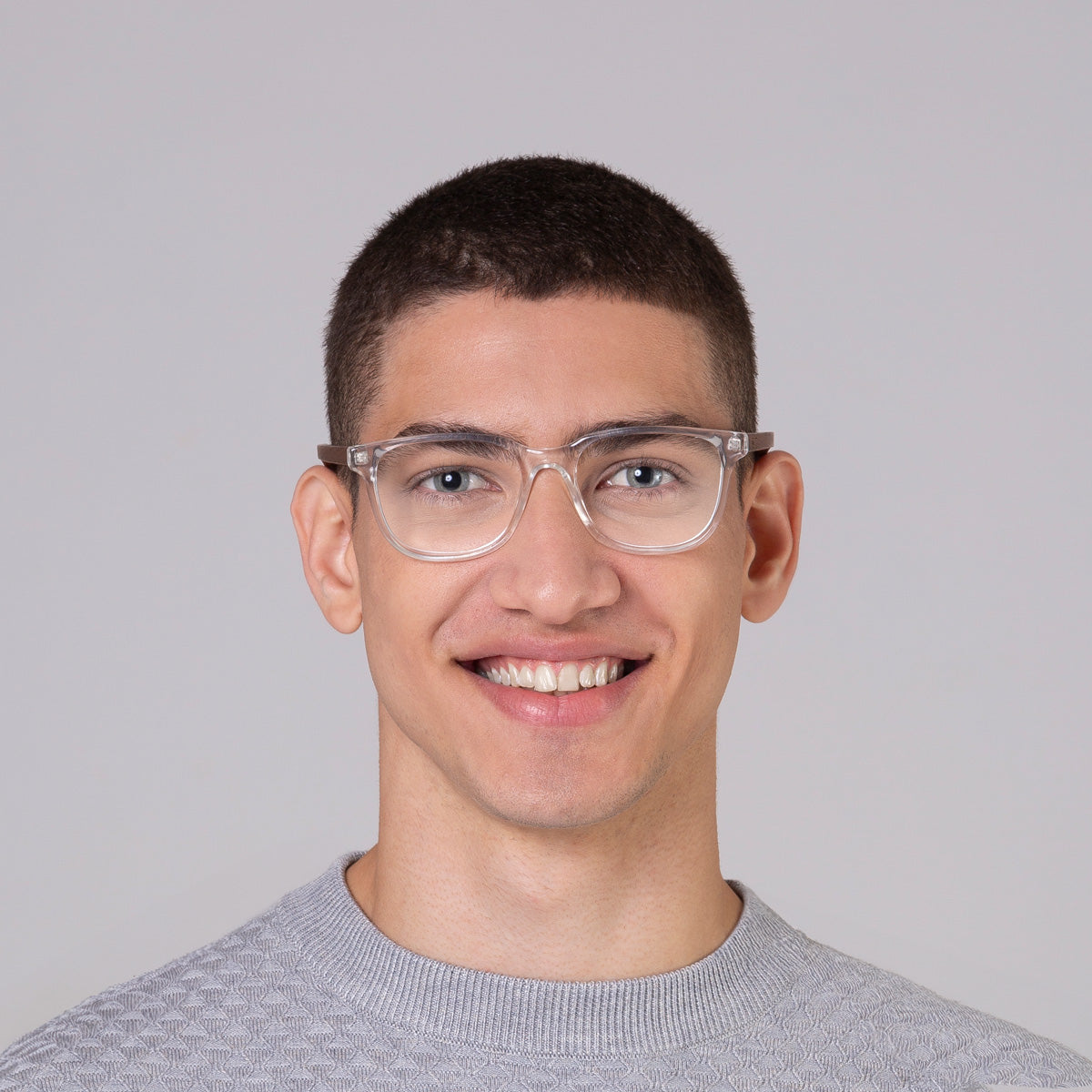 Armação Carter Cristal Transparente em modelo com rosto médio.