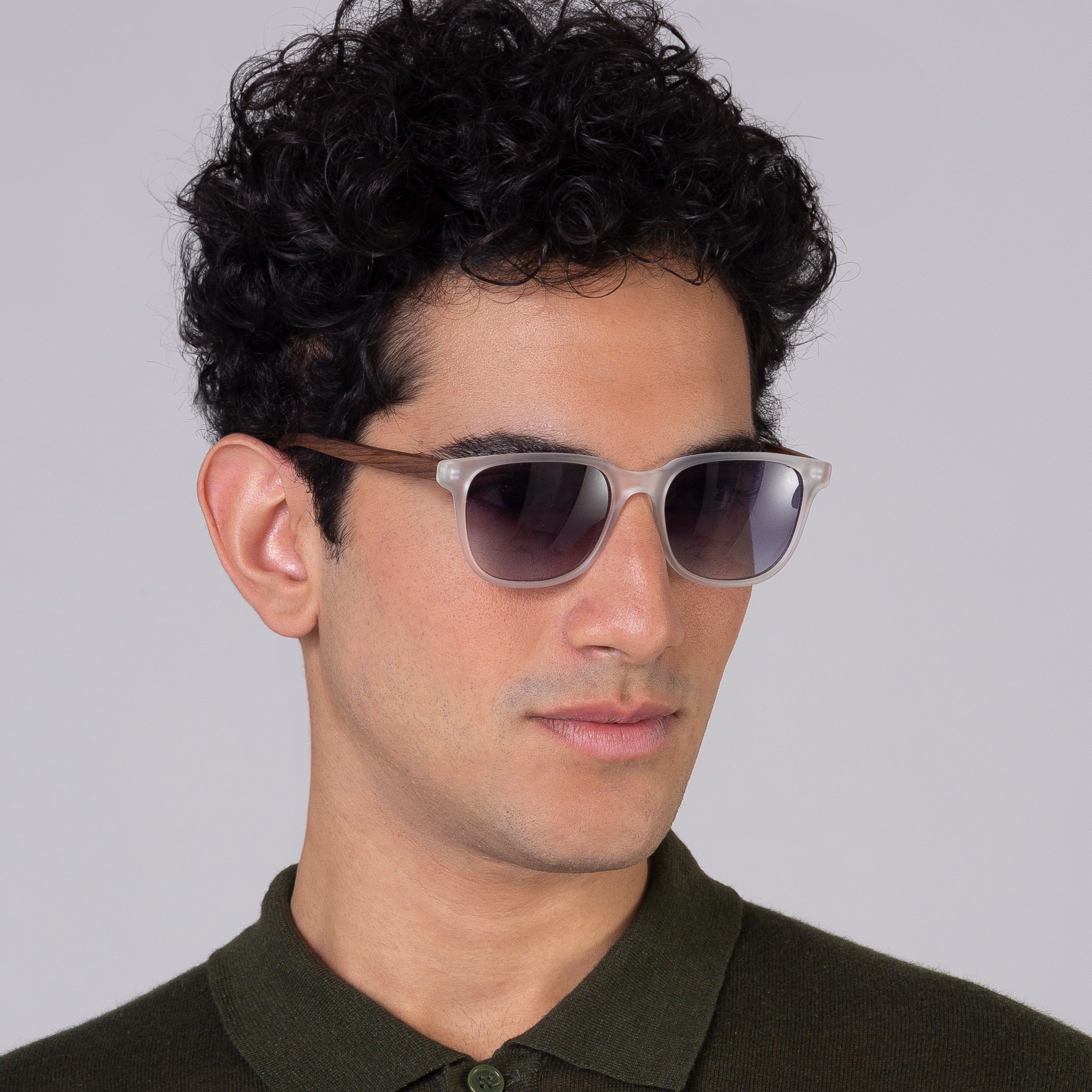 Óculos Carter Cristal Fosco em modelo com rosto grande.