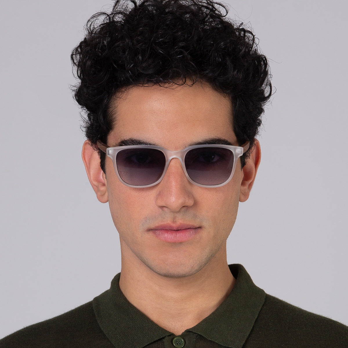 Óculos Carter Cristal Fosco em modelo com rosto grande.