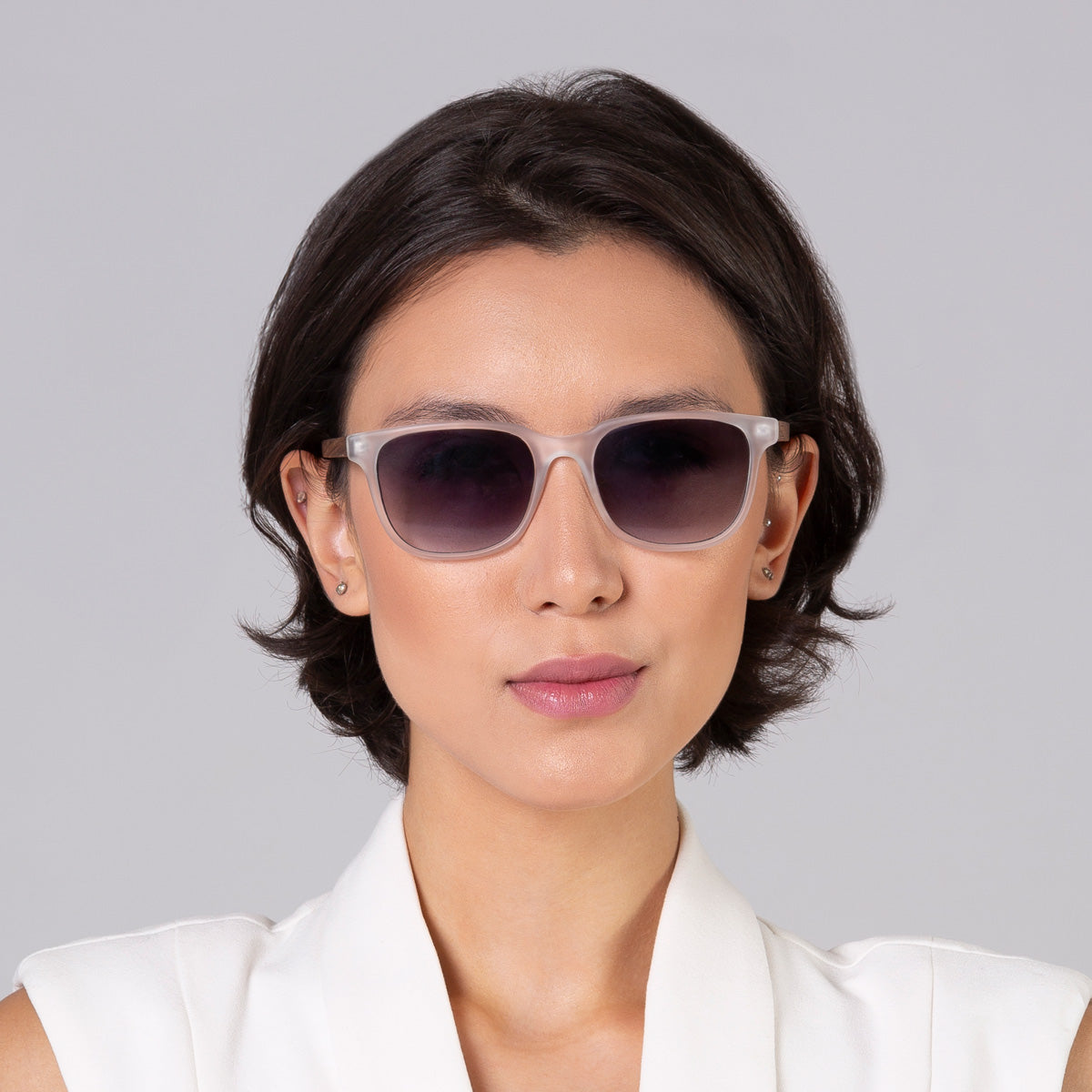 Óculos Carter Cristal Fosco em modelo com rosto médio.