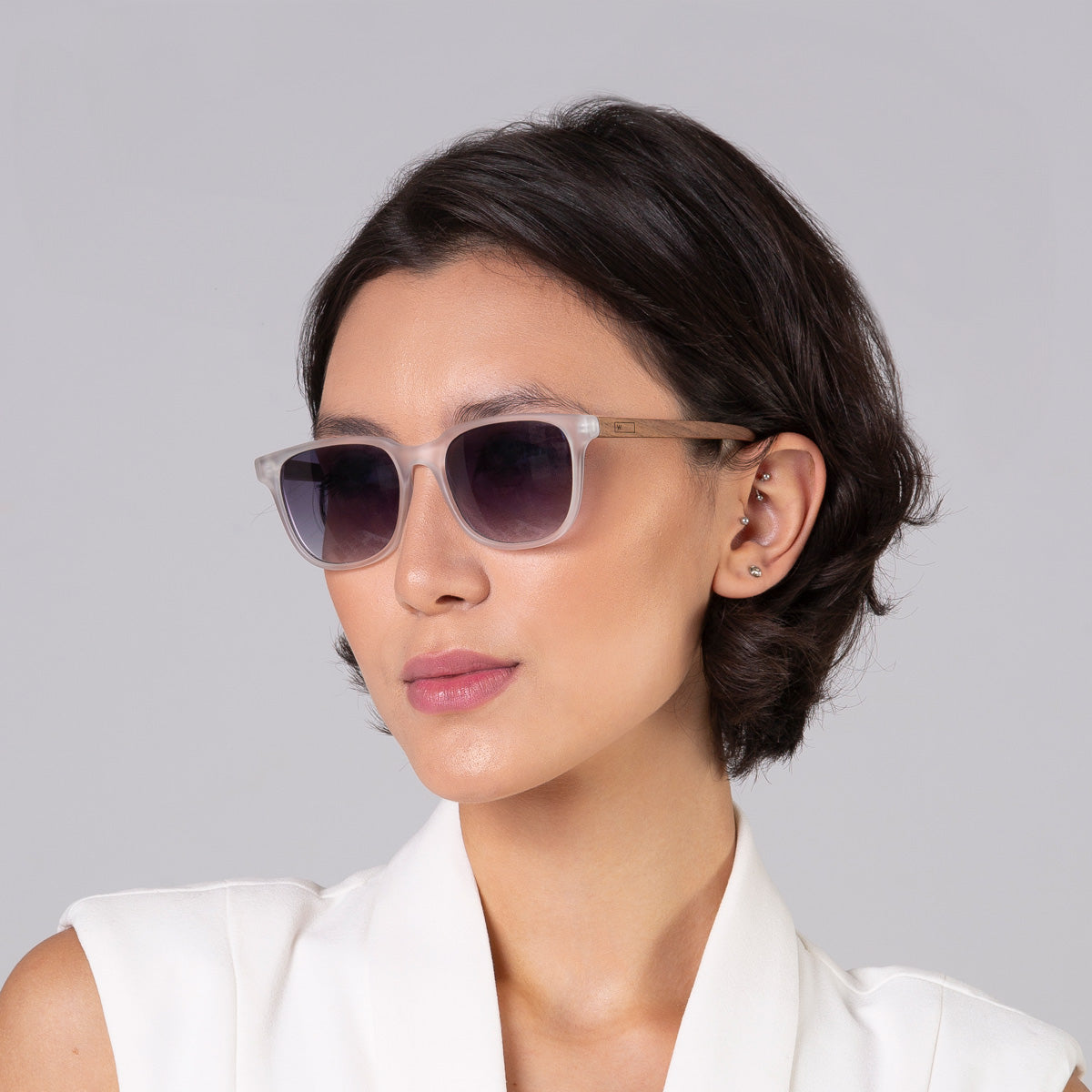 Óculos Carter Cristal Fosco em modelo com rosto médio.