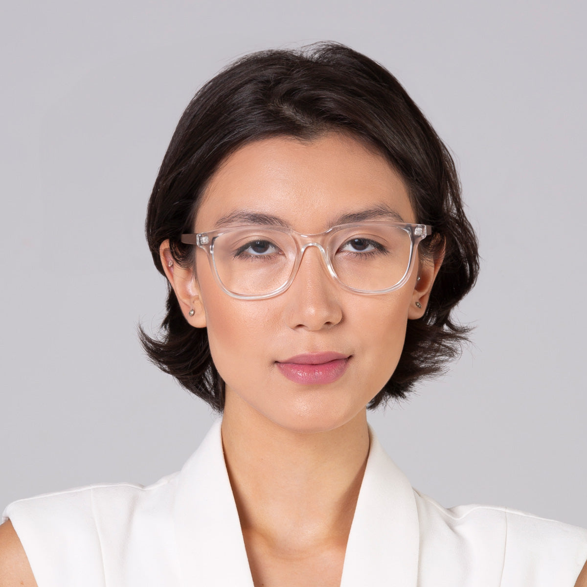 Armação Carter Cristal Transparente em modelo com rosto médio.