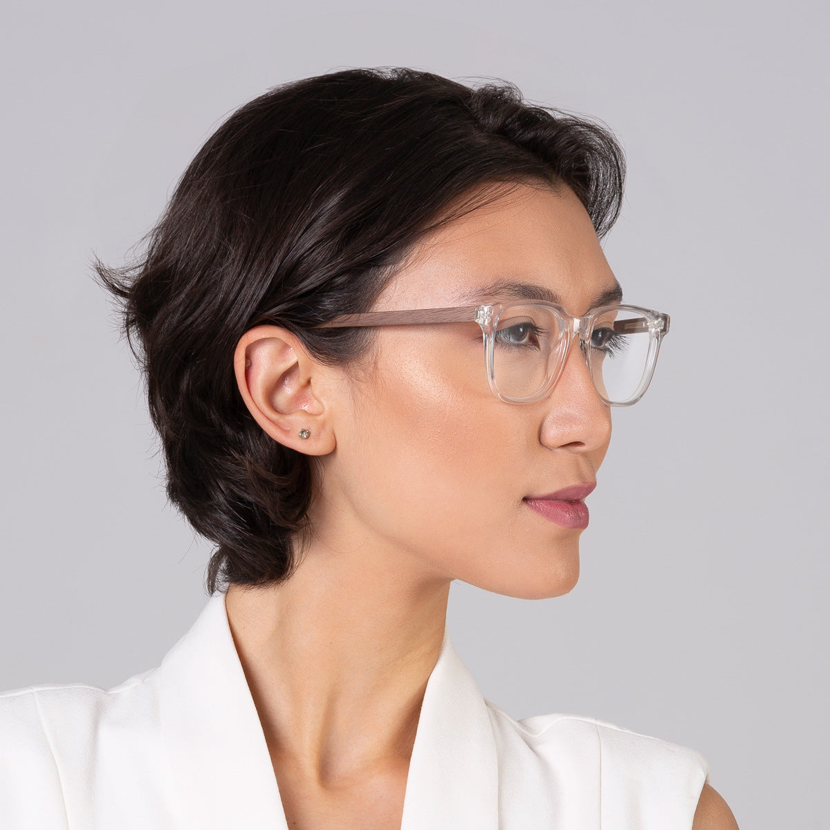 Armação Carter Cristal Transparente em modelo com rosto médio.