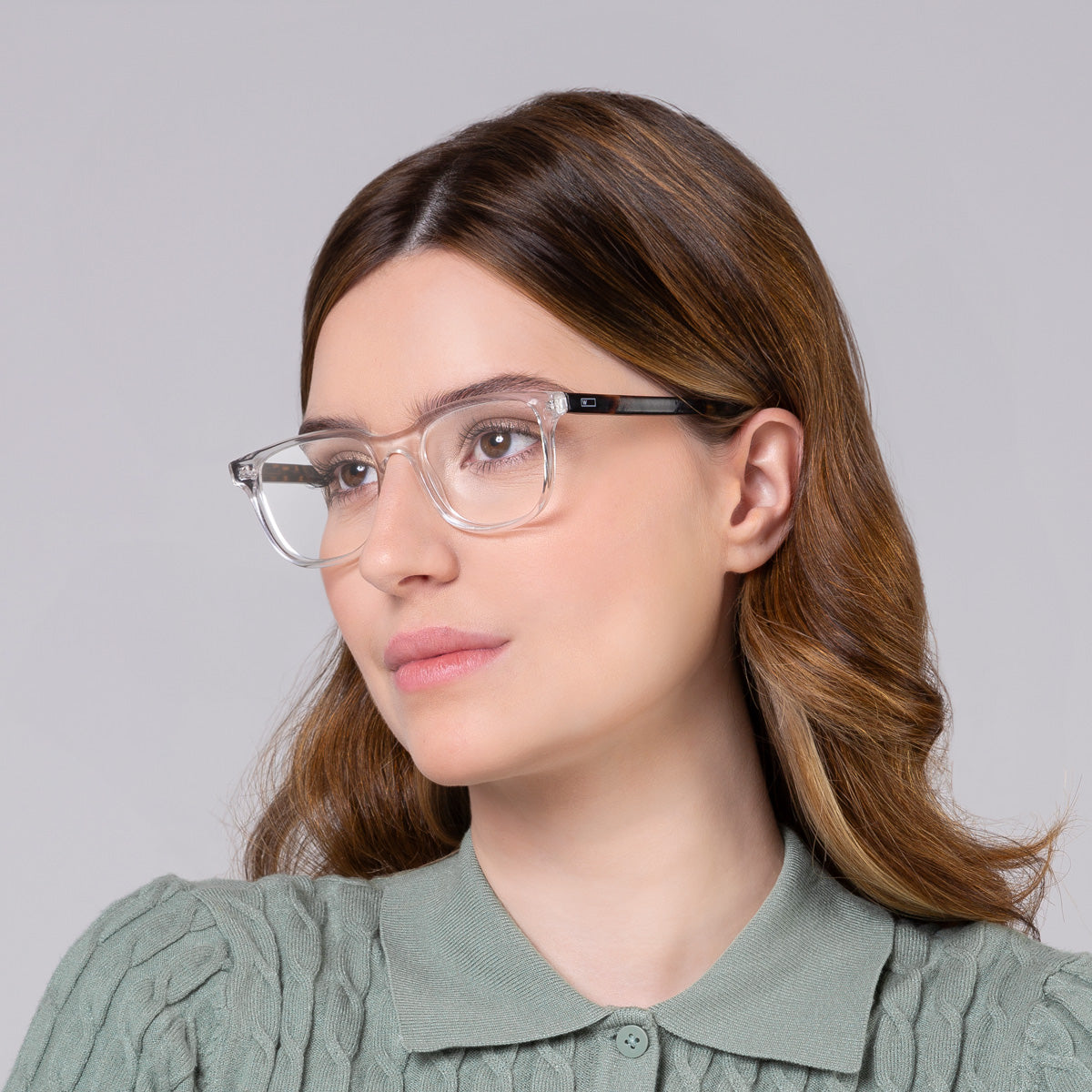 Armação Carter Cristal Transparente com haste Tortoise em modelo com rosto grande.