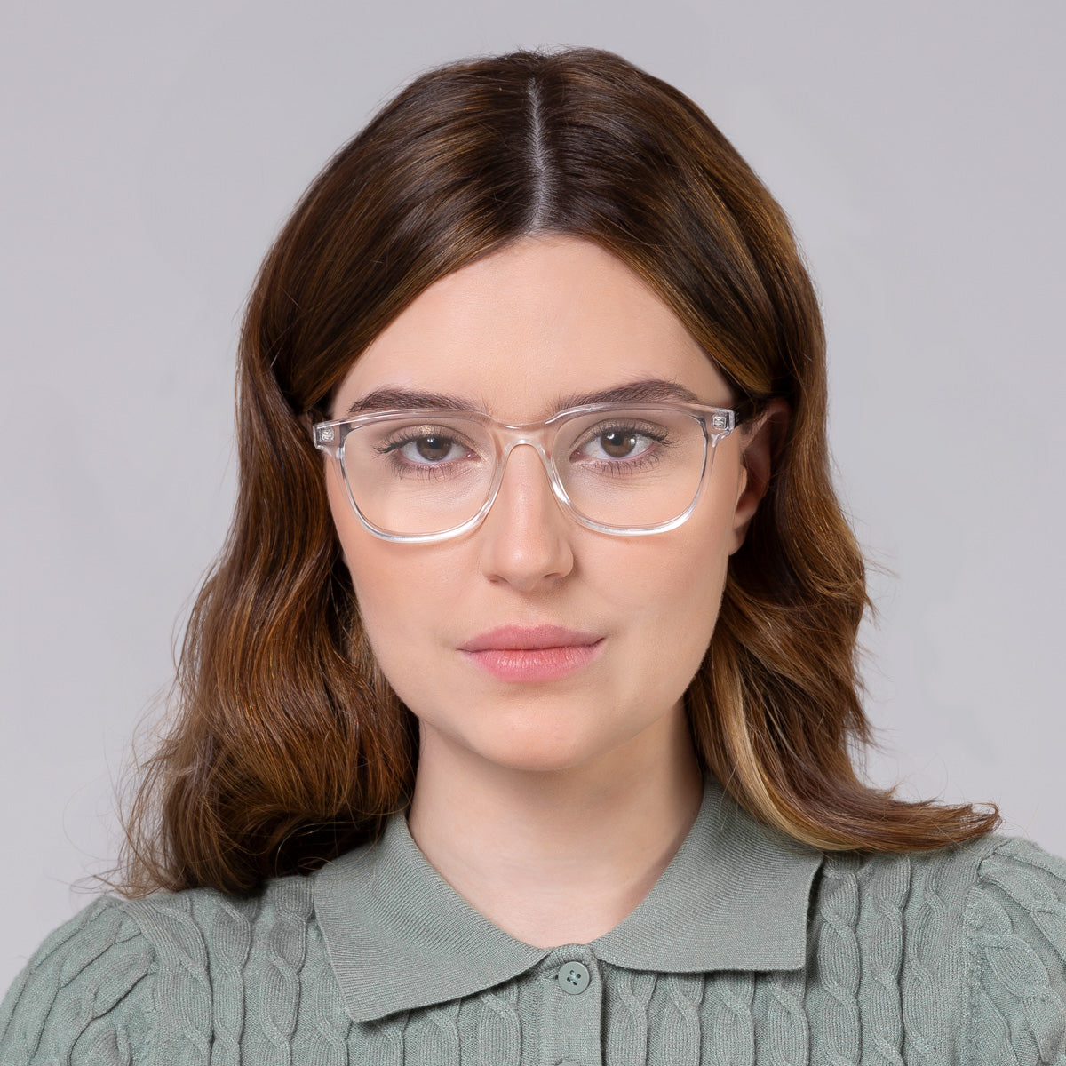 Armação Carter Cristal Transparente em modelo com rosto grande.