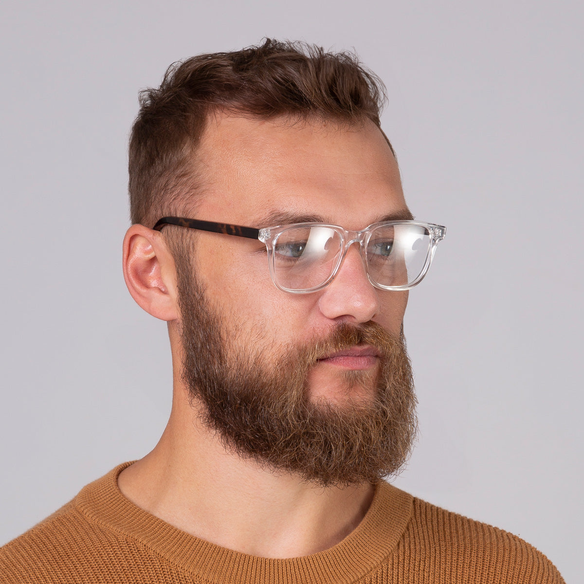 Armação Carter Cristal Transparente com haste Tortoise em modelo com rosto grande.