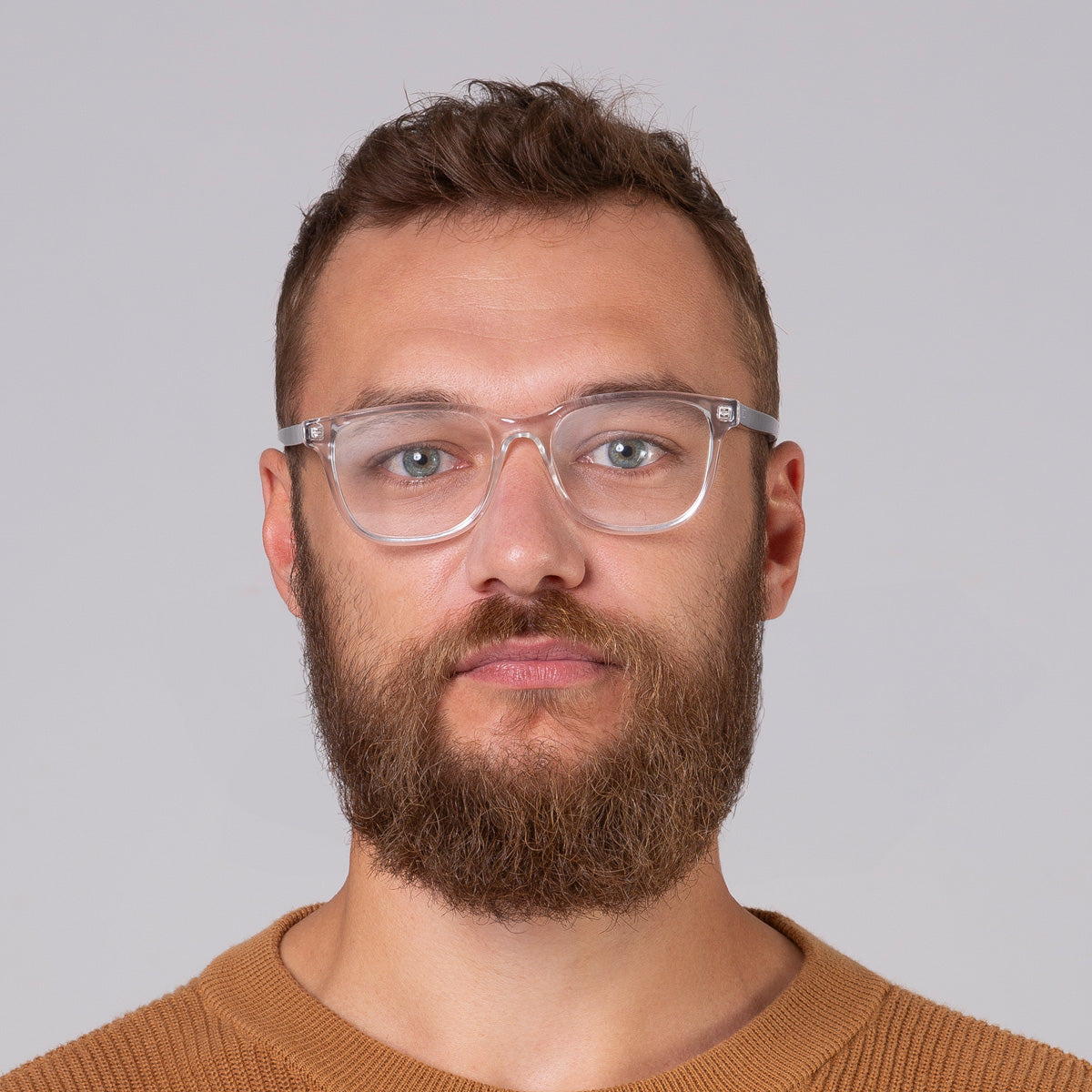 Armação Carter Cristal Transparente em modelo com rosto grande.