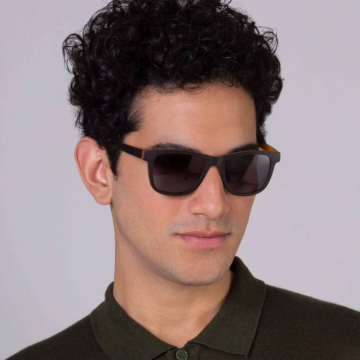 Carter Dark em modelo com rosto grande