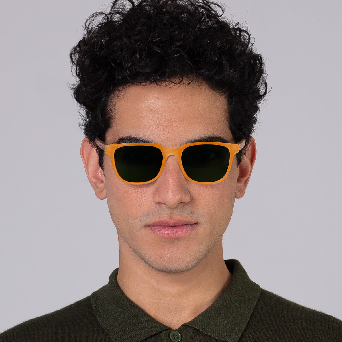 Óculos Carter Gold Label em modelo com rosto grande.