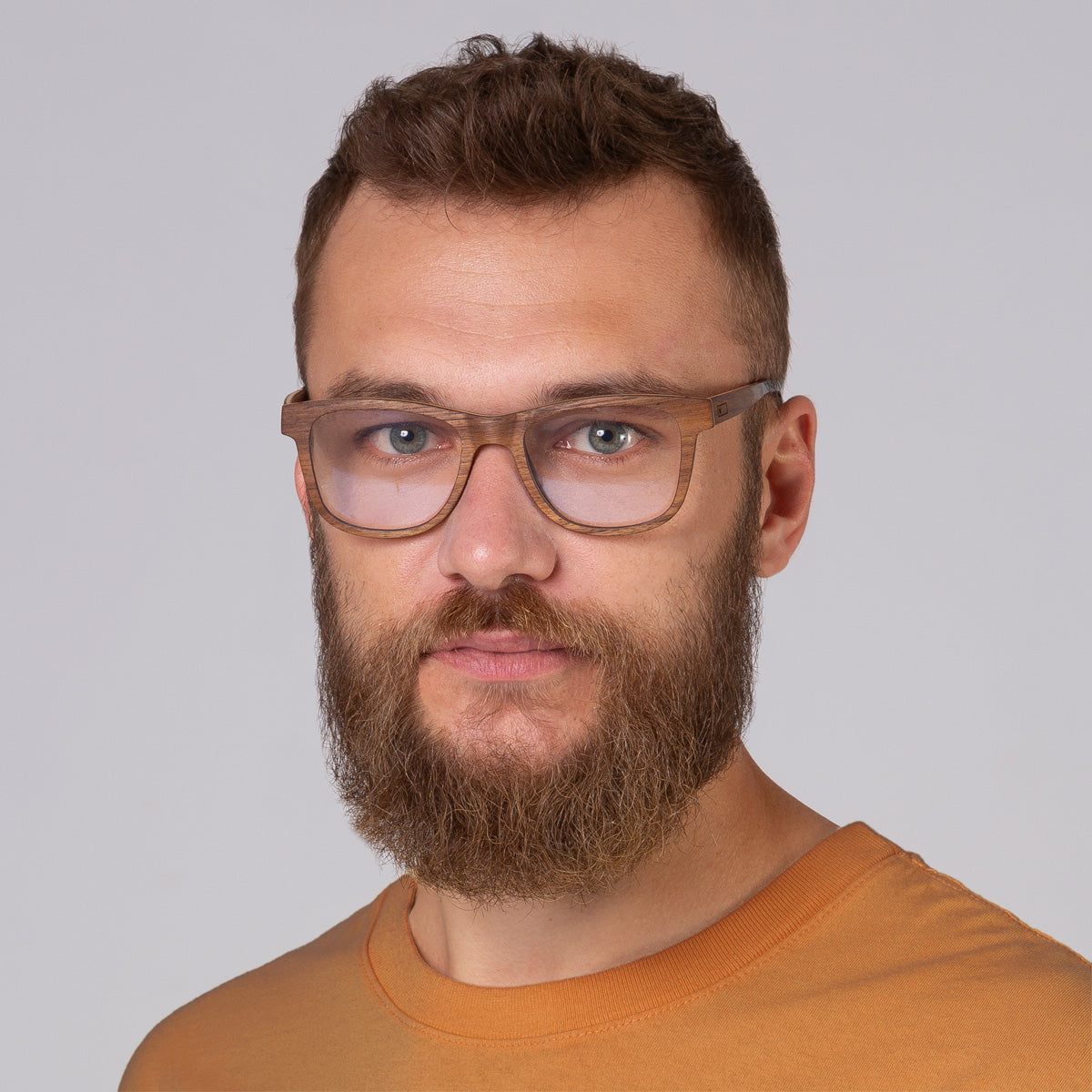 Carter Nut em modelo com rosto grande