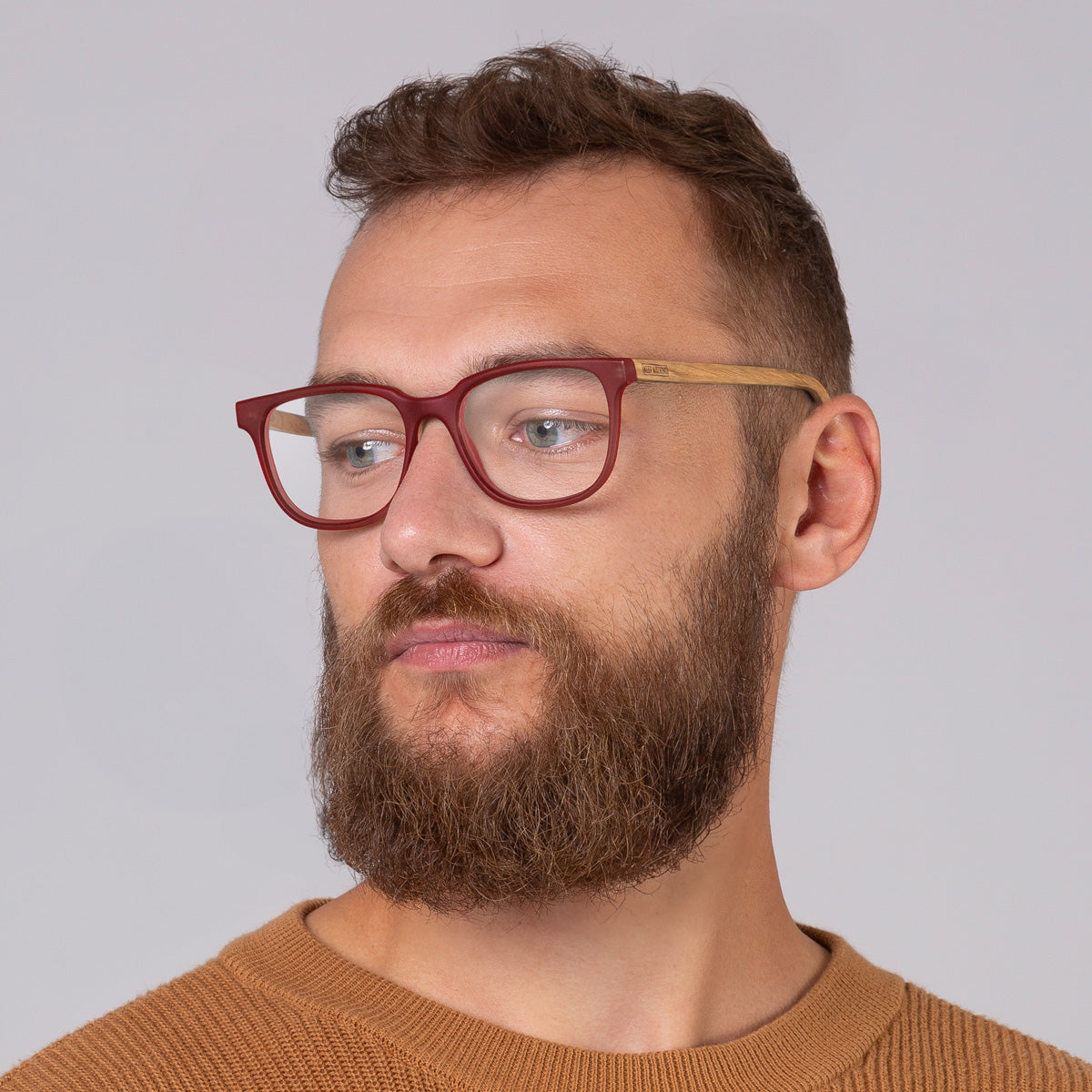 Armação Carter Red Label em modelo com rosto grande.