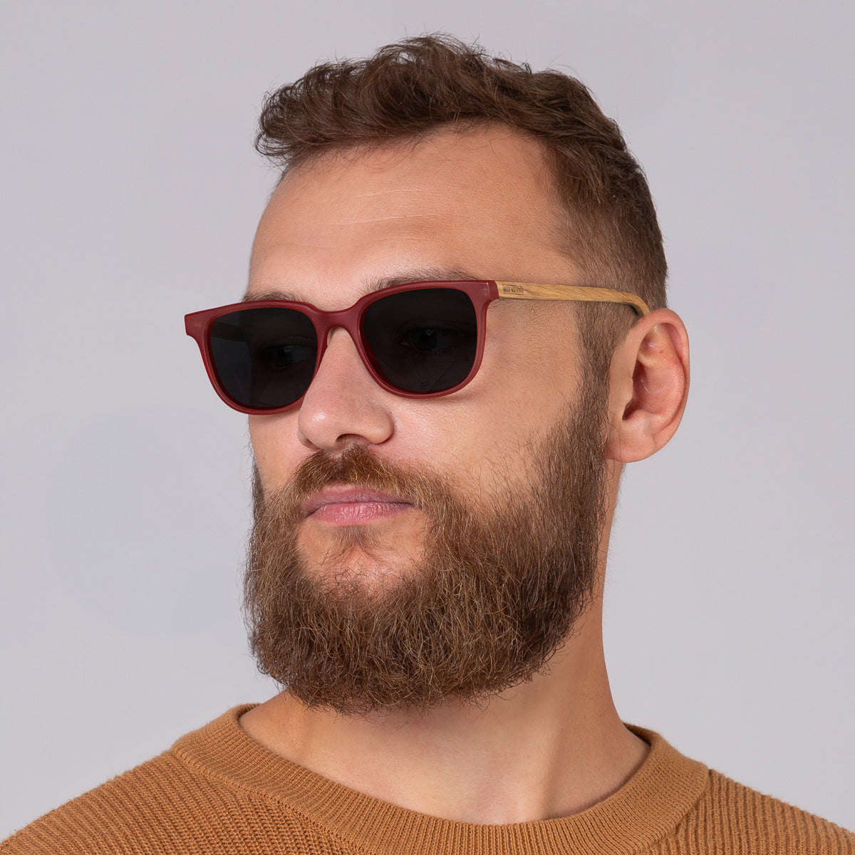 Óculos Carter Red Label em modelo com rosto grande.