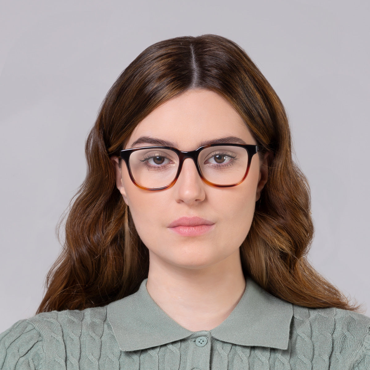 Armação Carter Tortoise em modelo com rosto grande.