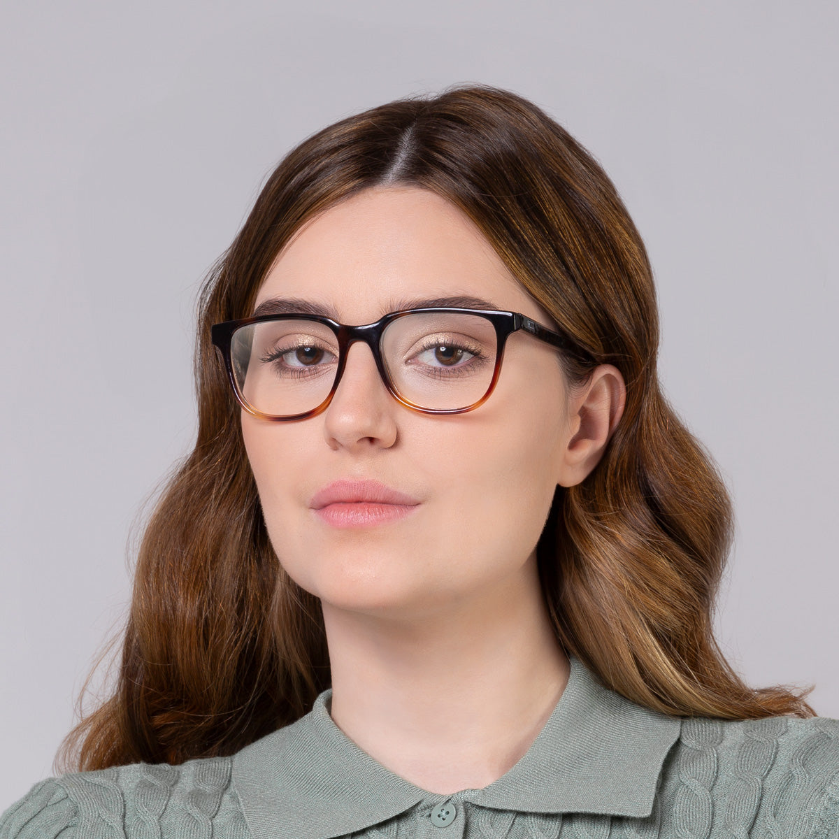 Armação Carter Tortoise em modelo com rosto grande.