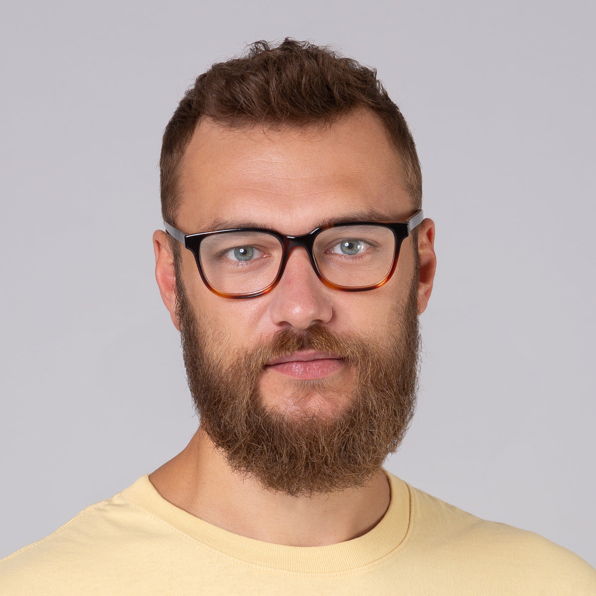 Armação Carter Tortoise em modelo com rosto grande.