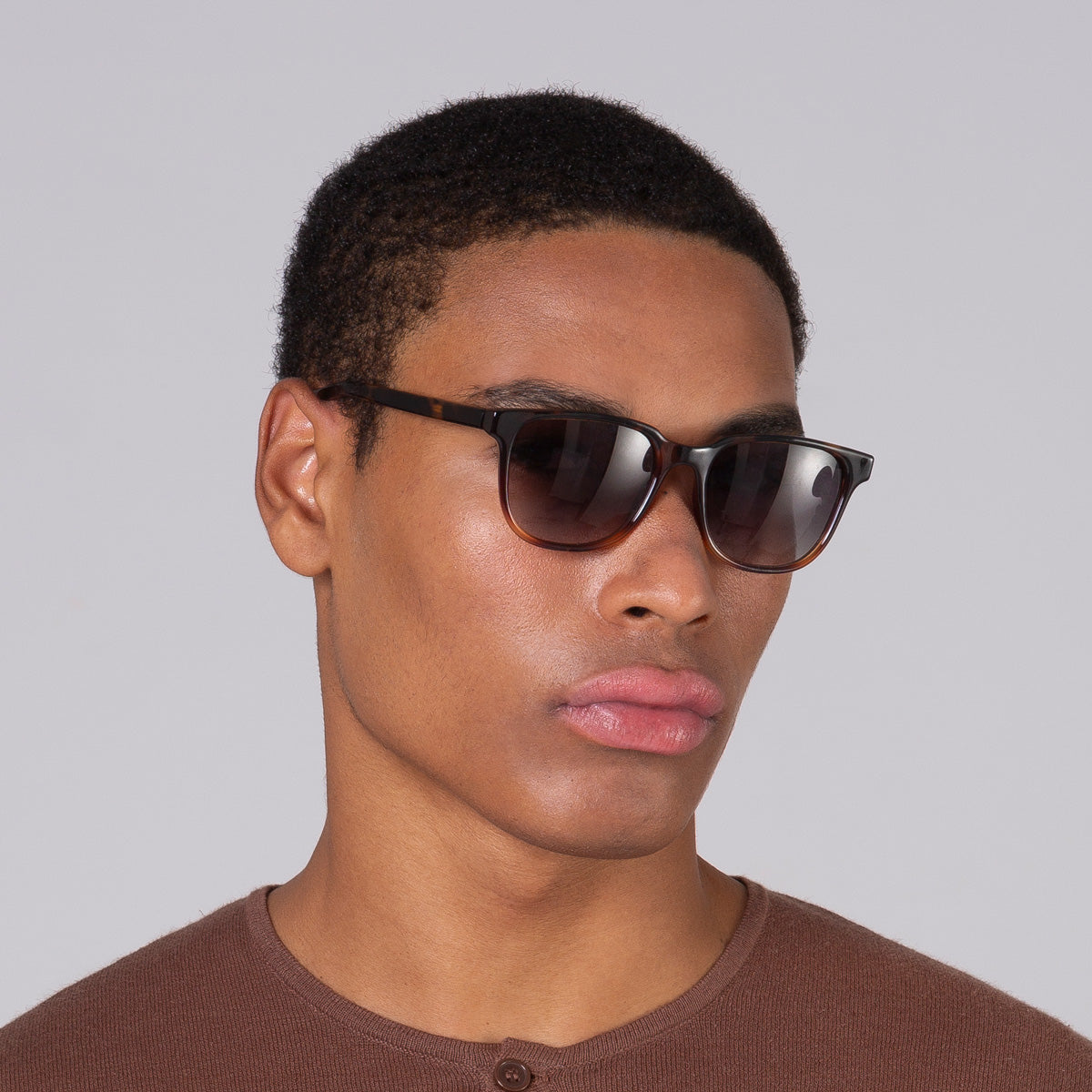 Óculos Carter Tortoise em modelo com rosto grande.