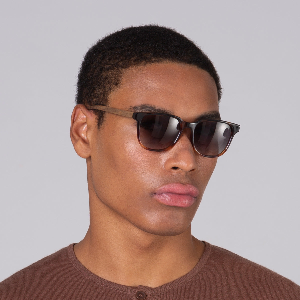 Óculos Carter Tortoise em modelo com rosto grande.