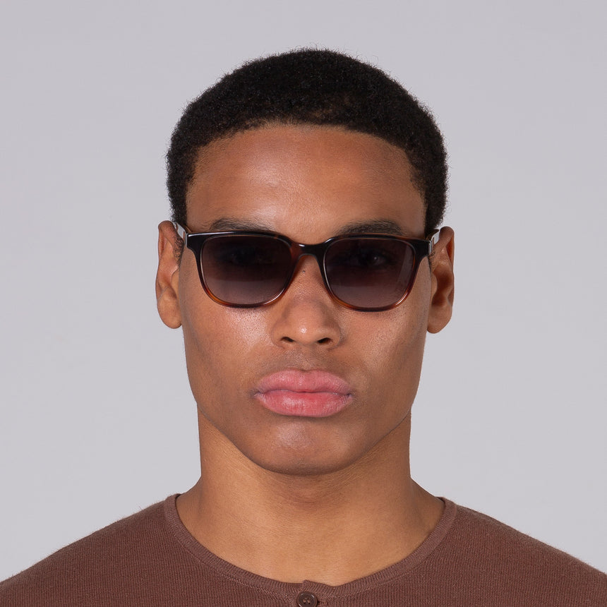 Óculos Carter Tortoise em modelo com rosto tamanho grande.