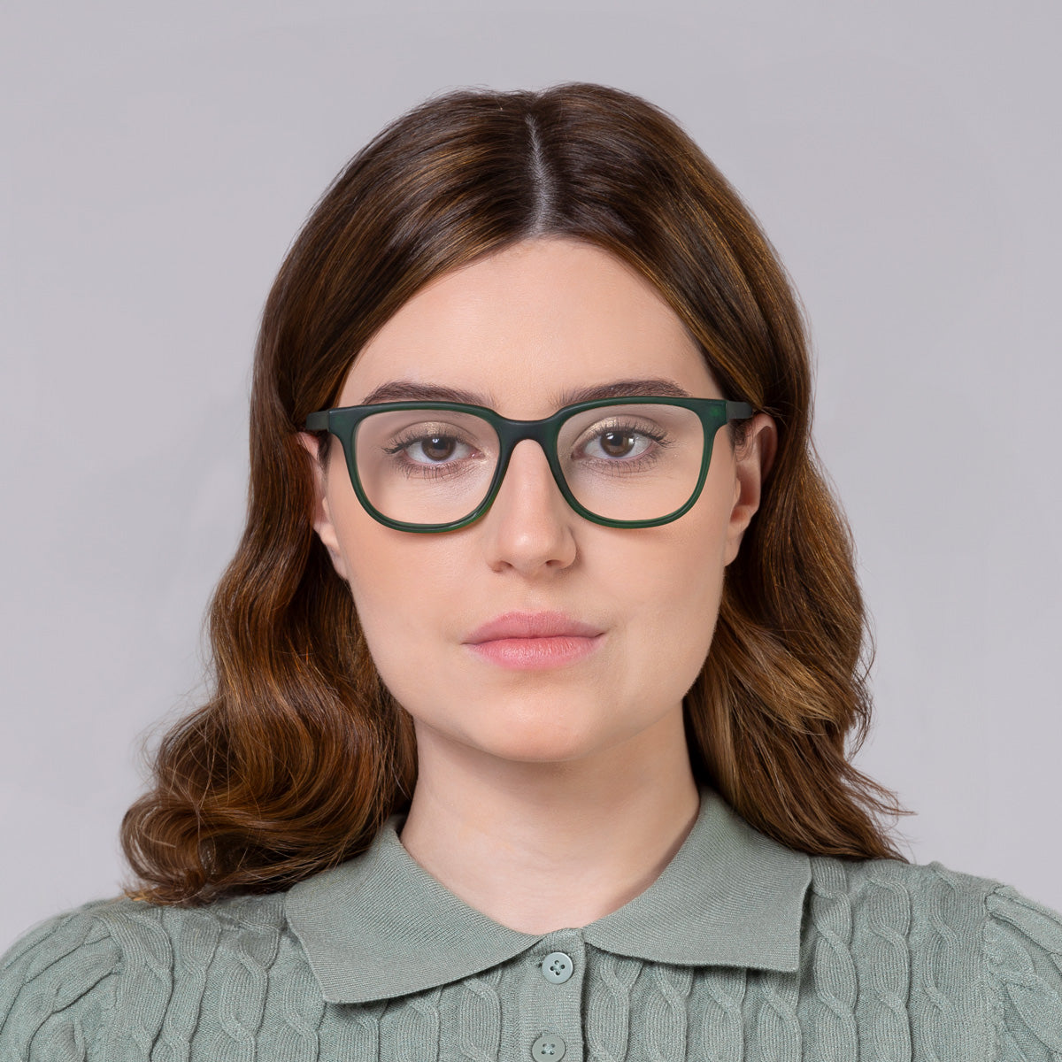 Armação Carter Green Fosco em modelo com rosto grande.